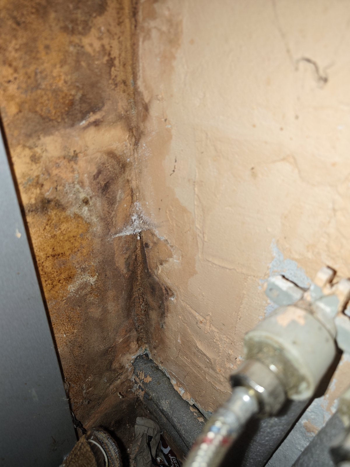 Прихований витік води за змішувачем