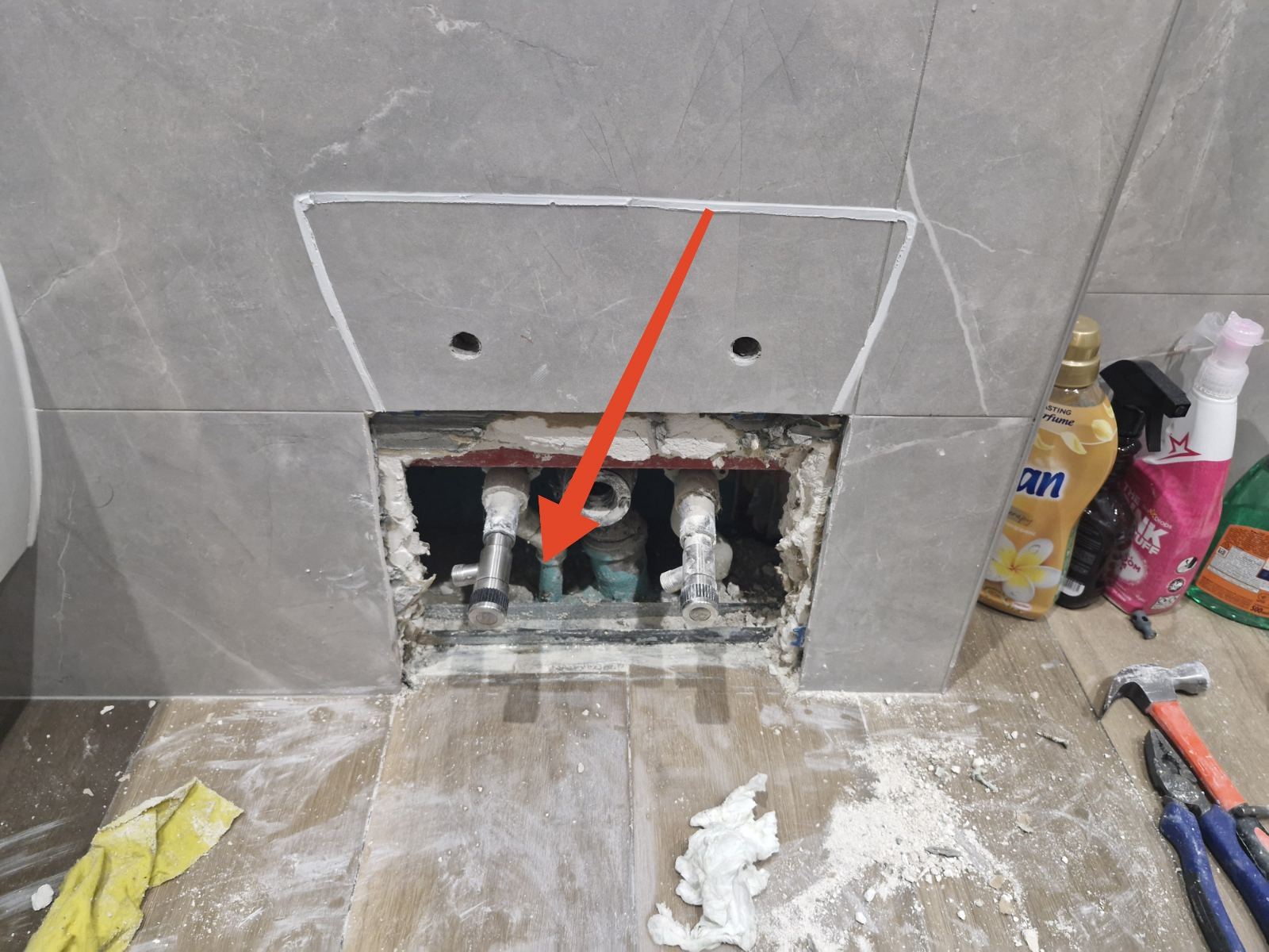 От як виглядає протікання води за плиткою.