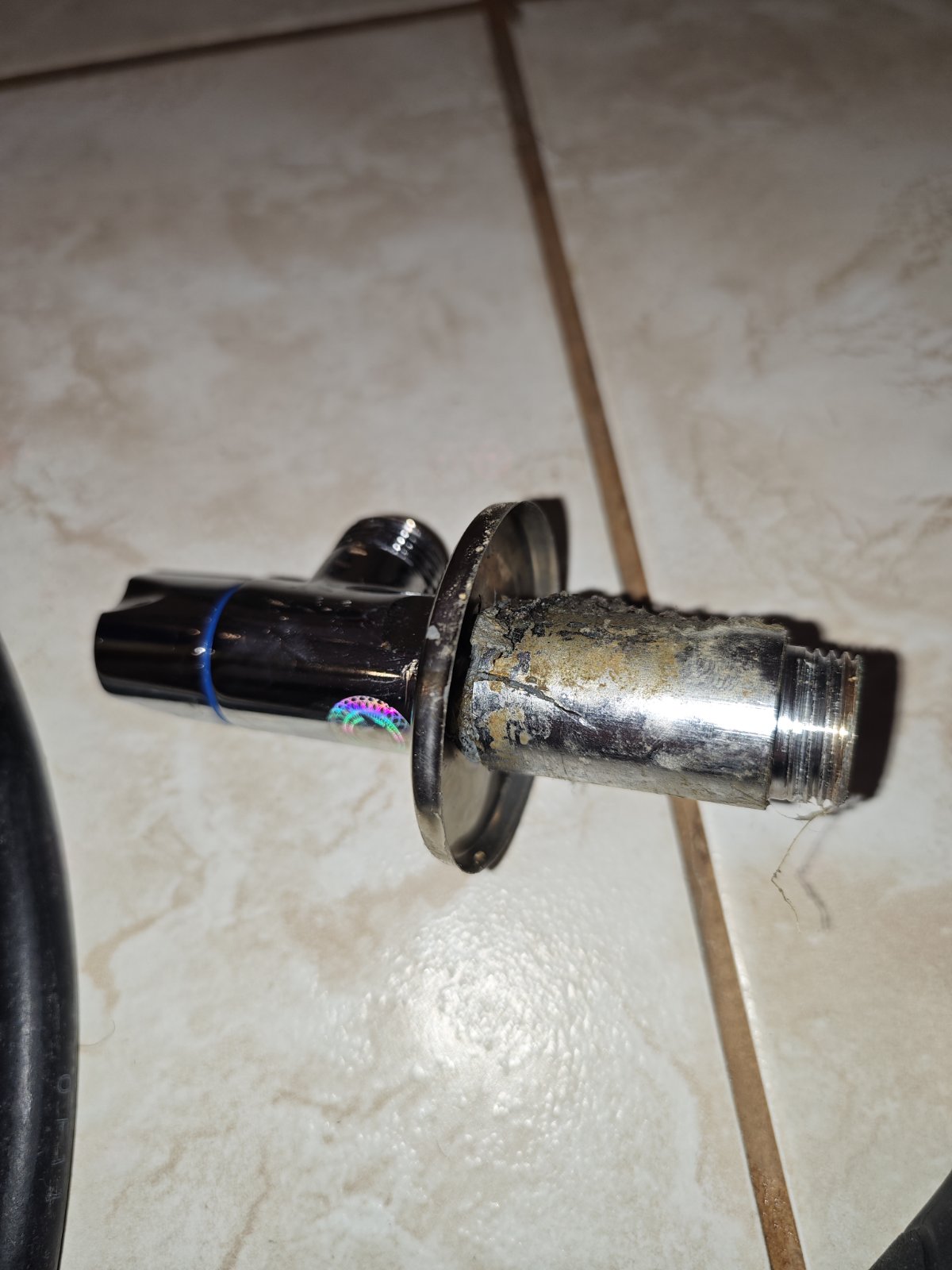 Причина витоку, тріснутий подовжувач