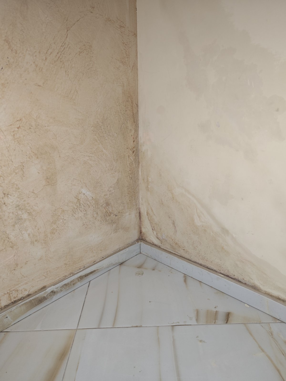 Прихований витік за пралкою