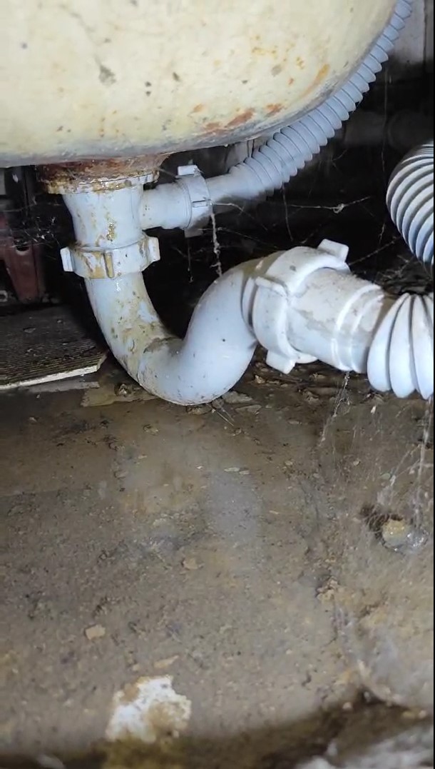 Витік води під ванною