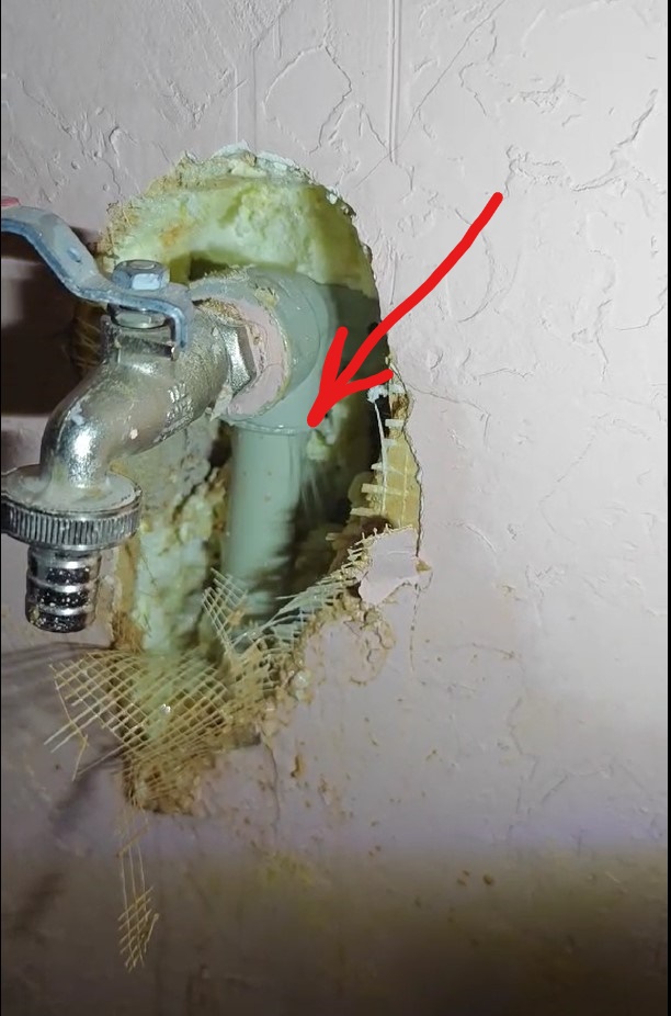 Прихований витік води знайдено. Неякісне з'єднання.