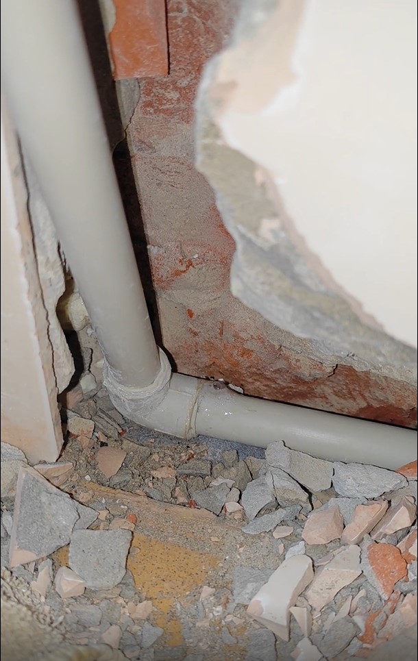 Знайдено черговий прихований витік води. Водопровідна мережа.